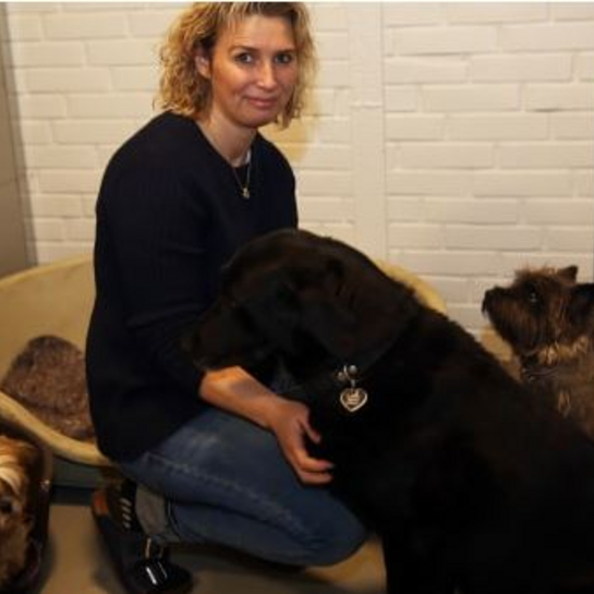 Tanja omdanner grisestald til hundepension